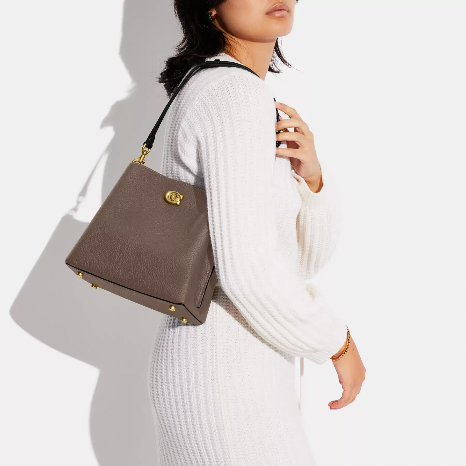 COACH Bolso tipo cubo Willow con bloques de color Piedra oscura COACH Bolso tipo cubo Willow con bloques de color Piedra oscura
